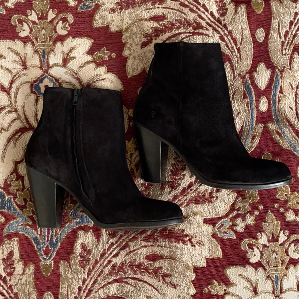 Like new!! Frye Jenny Boots Black Suede 10
